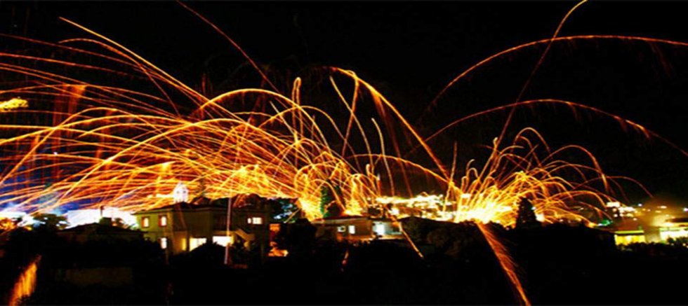 Sakız Adası’nda geleneksel 'roket savaşları' başladı